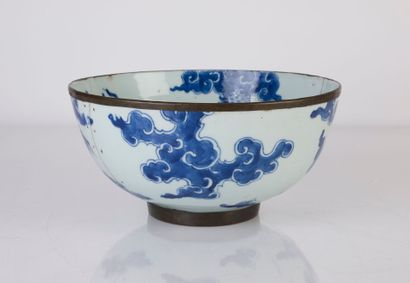 null Very rare and important Hué blue-white porcelain bowl decorated with a four-clawed...