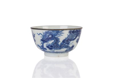 null Bol en porcelaine bleu blanc dite bleu de Hué à décor de deux dragons affrontés,...