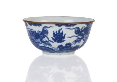 null Hué blue-white porcelain bowl decorated with two facing dragons chasing the...