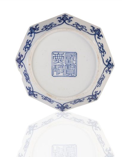 null Coupe octogonale en porcelaine bleu blanc dite bleu de Hué à décor des huit...