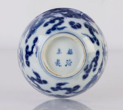 null Bol en porcelaine bleu blanc dite bleu de Hué à décor de deux dragons chassant...