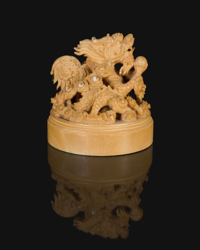 null *Rare and important imperial ivory seal featuring a dragon among the clouds,...