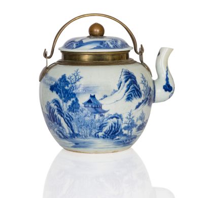An important and rare Hué blue-white cracked...