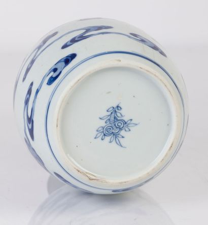 null A Hué blue-white porcelain bottle-shaped spirit vase decorated with evanescent...