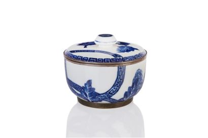 Covered pot in Hué blue-white porcelain decorated...
