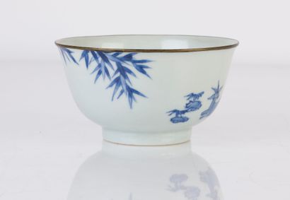 null Bol en porcelaine bleu blanc dite bleu de Hué à décor de daims et bambous dit...