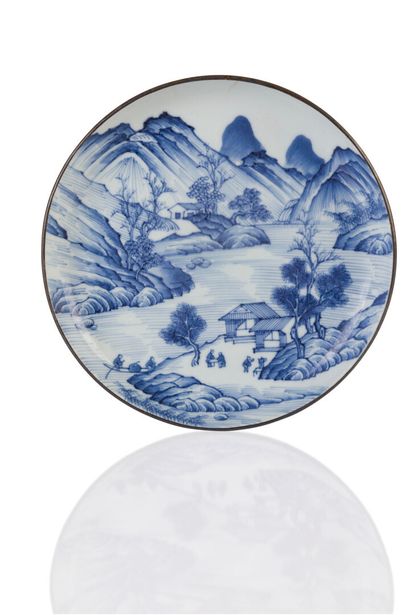 null Coupelle en porcelaine bleu blanc dite bleu de Hué à décor de paysage lacustre...