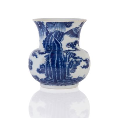 null Rare zhadou-shaped imperial vase in Hué blue porcelain with blue-white decoration...