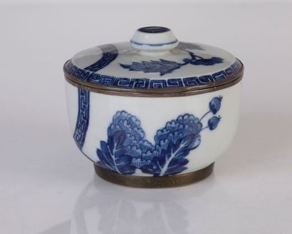 null Covered pot in Hué blue-white porcelain decorated with leaves and arabesques...