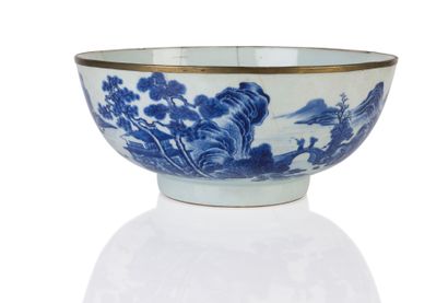 Large blue-white Hué blue porcelain bowl...