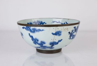 null Très rare et important bol en porcelaine bleu blanc dit bleu de Hué à décor...