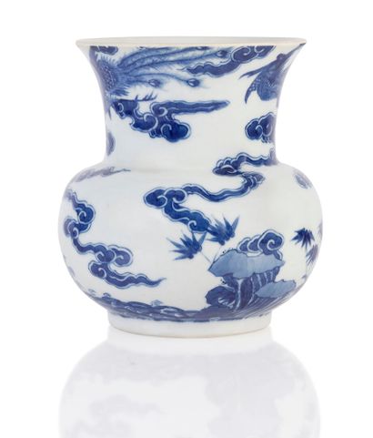 null Rare vase impérial de forme zhadou en porcelaine dite bleu de Hué à décor bleu...