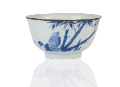 null Bol en porcelaine bleu blanc dite bleu de Hué à décor de daims et bambous dit...