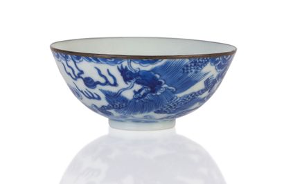 null Bol en porcelaine à décor bleu blanc dite bleu de Hué figurant un dragon et...