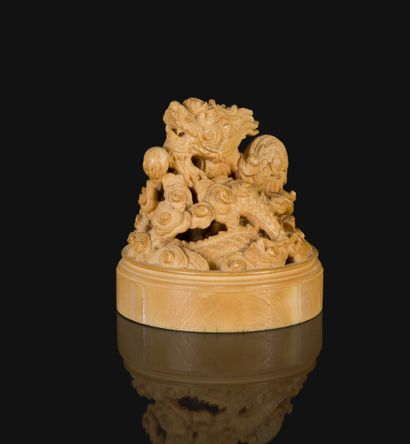 null *Rare and important imperial ivory seal featuring a dragon among the clouds,...