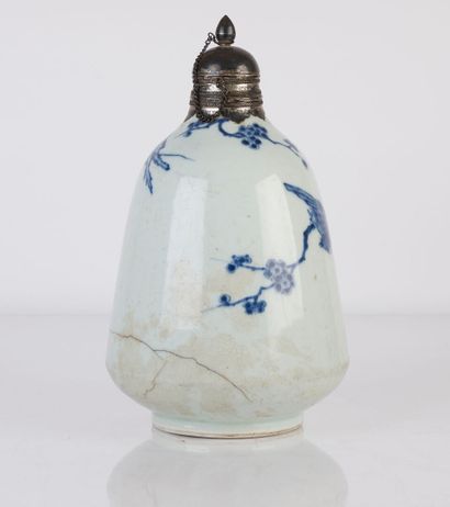 null Hué blue-white porcelain bottle-shaped wine vase decorated with a sparrow on...