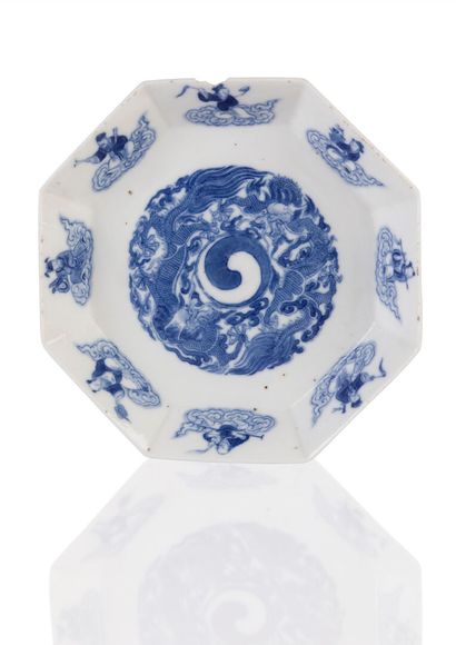 null Coupe octogonale en porcelaine bleu blanc dite bleu de Hué à décor des huit...