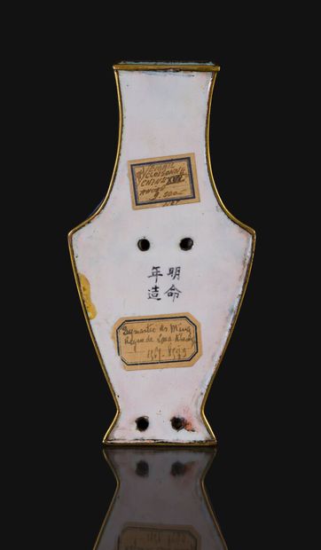 null REIGN OF S.M. EMPEROR MINH MANG (1820-1841).
An enamel-on-copper bracket vase...