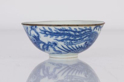 null Hué blue-white porcelain bowl decorated with dragon and phoenix in evanescent...