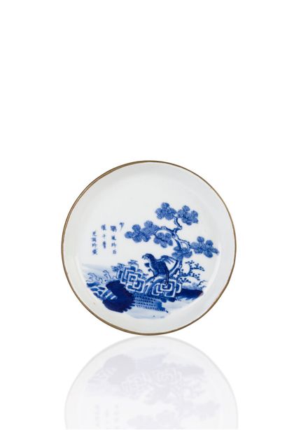null Very rare Hué blue-white porcelain dish decorated with an eagle looking out...