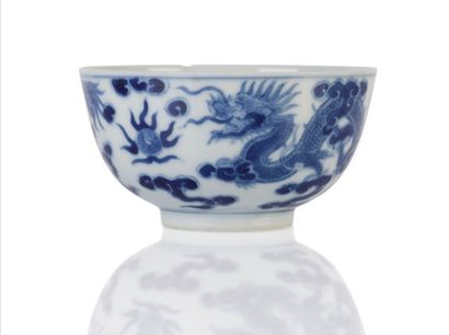 null Bol en porcelaine bleu blanc dite bleu de Hué à décor de deux dragons chassant...