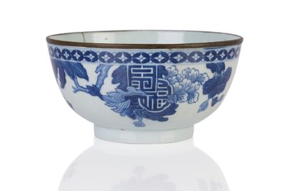 Hué blue-white porcelain bowl decorated with...