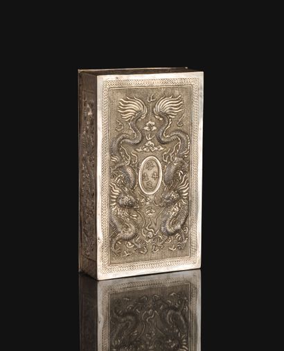 null REIGN OF H.M. EMPEROR KHAI DINH (1916 -1925). 
Rectangular decorative box in...