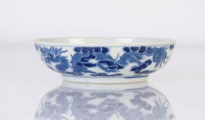 null Hué blue-white porcelain dish decorated with two five-clawed dragons chasing...