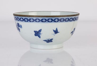 null Bol en porcelaine bleu blanc dite bleu de Hué à décor de papillons, branchages...