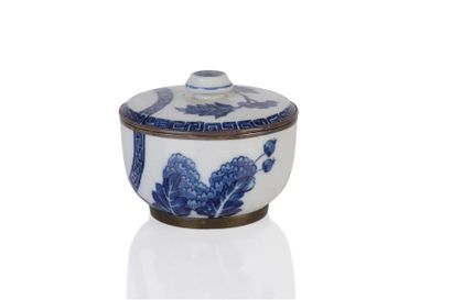 null Covered pot in Hué blue-white porcelain decorated with leaves and arabesques...