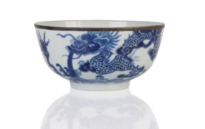 null Hué blue-white porcelain bowl decorated with two dragons facing each other,...