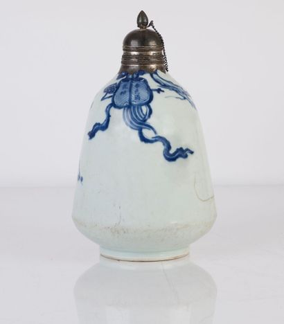 null Vase à vin de forme bouteille en porcelaine bleu blanc dite bleu de Hué à décor...
