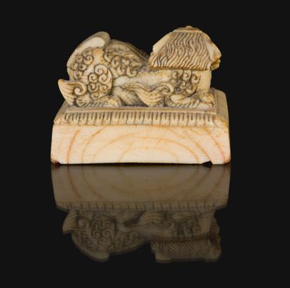 null *Annamite mandarin seal in ivory decorated with an elongated qilin. 
Four-character...