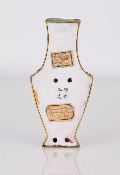 null REIGN OF S.M. EMPEROR MINH MANG (1820-1841).
An enamel-on-copper bracket vase...