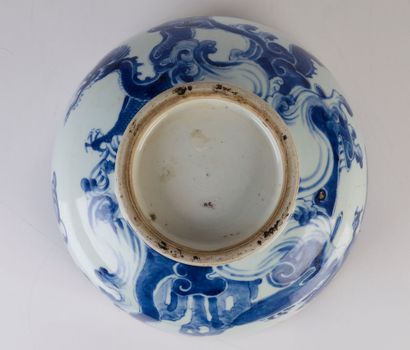 null Très rare et important bol en porcelaine bleu blanc dite bleu de Hué à décor...