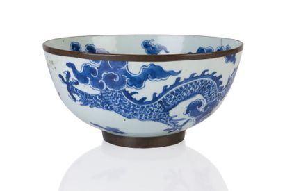 null Very rare and important Hué blue-white porcelain bowl decorated with a four-clawed...