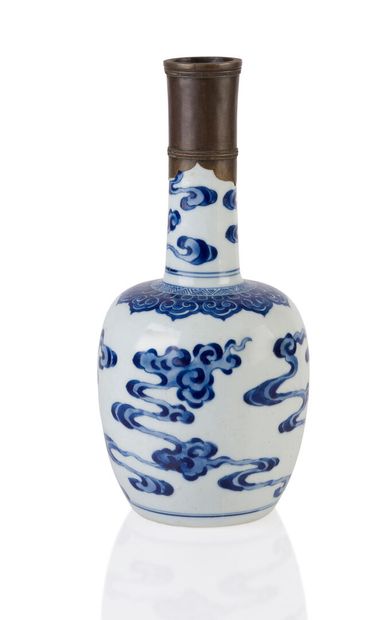 null A Hué blue-white porcelain bottle-shaped spirit vase decorated with evanescent...