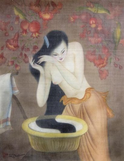 null TRAN DINH. Jeune femme à la toilette. Peinture sur soie encadrée, signée et...