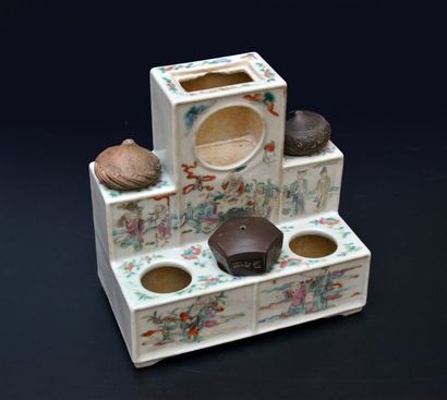 null Porte-fourneaux en porcelaine et trois fourneaux à opium. 

Ancienne collection...