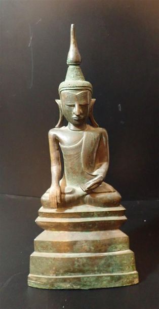 null Bouddha en bronze à patine brun-vert. Haut. 48 cm. XXe siècle