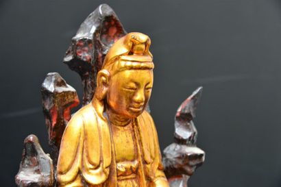 null Groupe en bois laqué rouge et noir, et doré, représentant Quan Am (Guanyin)...