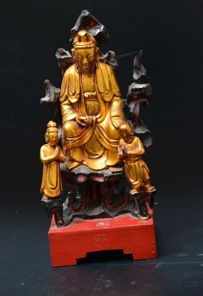 null Groupe en bois laqué rouge et noir, et doré, représentant Quan Am (Guanyin)...