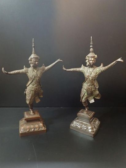 null Paire de statuettes en bronze représentant des danseuses khmères. Indochine

Vers...