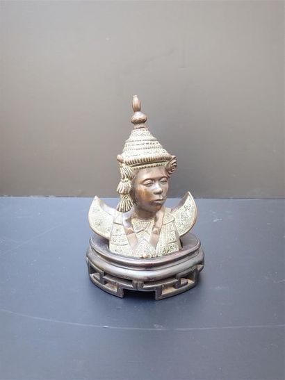 null Buste d'une danseuse cambodgienne en bronze sur socle. H.17 cm. 



