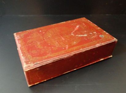 null Coffret rectangulaire en bois laqué rouge à motif doré. Indochine, fin XIXe...