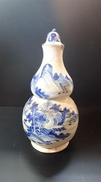 null Vase gourde en céramique à décor bleu-blanc d'un paysage montagneux. (Accidents,...