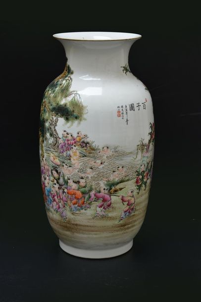 null Vase balustre en porcelaine polychrome à décor de paysage animé. Chine, XXe...