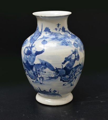null Chine. Vase en porcelaine à décor en bleu sous couverte de cavaliers. Chine,...