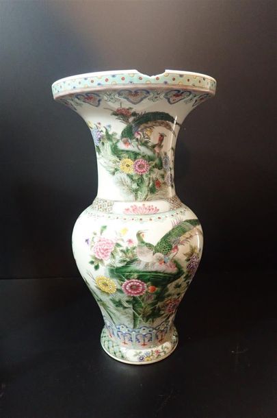 null Vase en porcelaine à décor de chrysanthèmes animées de faisans. Hauteur: 35...