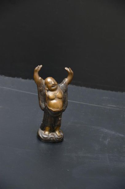 null Bouddha en bronze représenté les mains levées. Hauteur: 16 cm. 